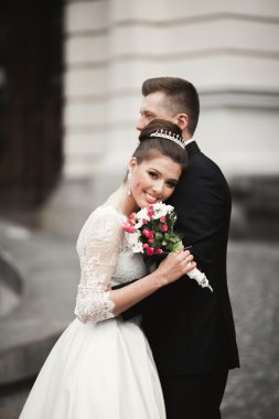 Lüks evli çift, gelin ve damat eski şehirde poz veriyor.