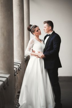 Lüks evli çift, gelin ve damat eski şehirde poz veriyor.