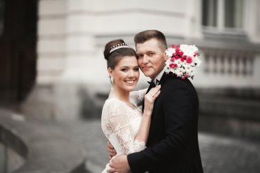 Lüks evli çift, gelin ve damat eski şehirde poz veriyor.