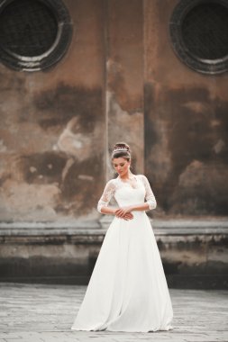 Eski şehirde poz lüks beyaz elbise ile harika gelin
