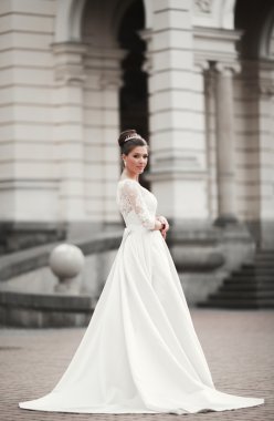 Eski şehirde poz lüks beyaz elbise ile harika gelin