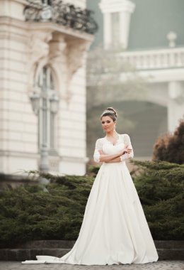 Eski şehirde poz lüks beyaz elbise ile harika gelin