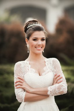 Eski şehirde poz lüks beyaz elbise ile harika gelin