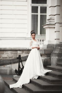 Eski şehirde poz lüks beyaz elbise ile harika gelin