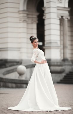 Eski şehirde poz lüks beyaz elbise ile harika gelin