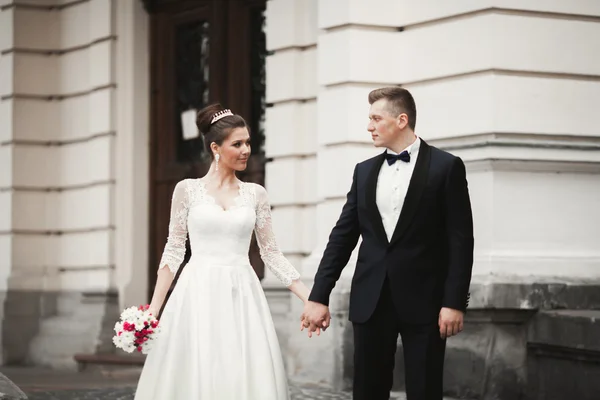 Luxury married wedding couple, bride and groom posing in old city — Stock Photo, Image