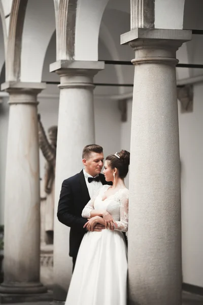 Luxury married wedding couple, bride and groom posing in old city — Stock Photo, Image