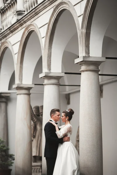 Luxury married wedding couple, bride and groom posing in old city — Stock Photo, Image