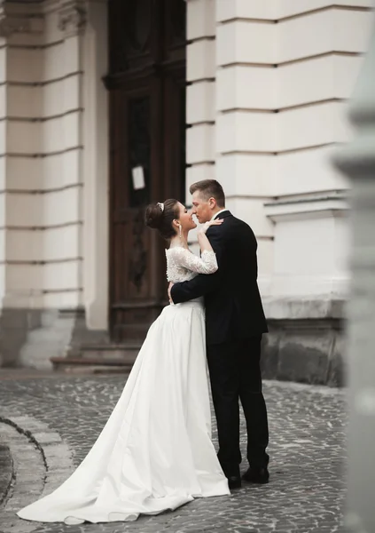 豪華な結婚式のカップル,花嫁と新郎は旧市街でポーズ — ストック写真