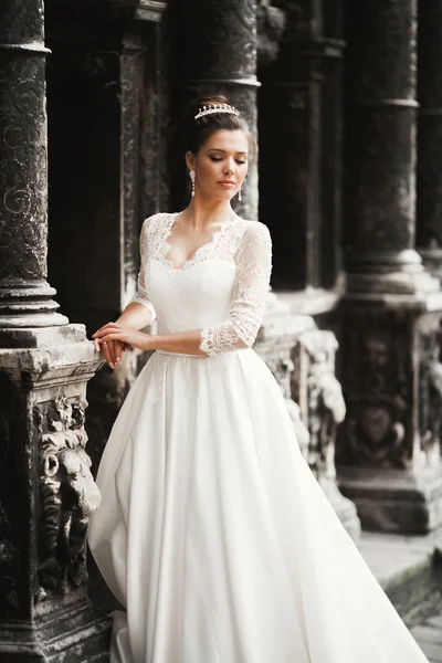与豪华的白色连衣裙，构成古城中的美新娘 — 图库照片
