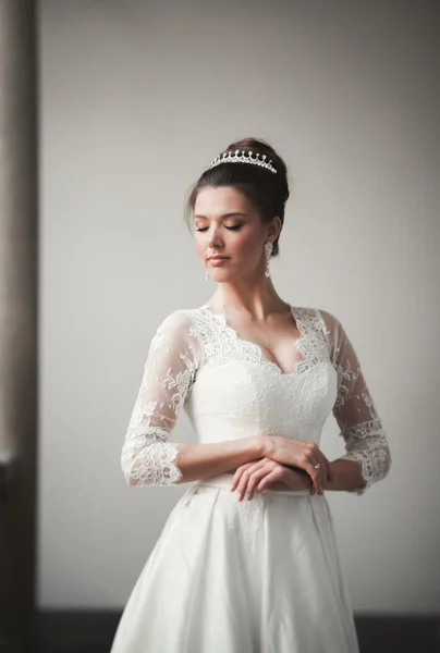 Noiva maravilhosa com um vestido branco luxuoso posando na cidade velha — Fotografia de Stock