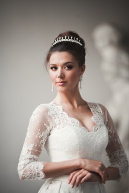 Eski şehirde poz lüks beyaz elbise ile harika gelin