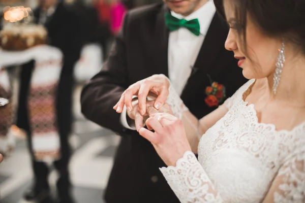 Casamento casal bide e noivo se casar em uma igreja — Fotografia de Stock