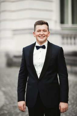 Seksi adam, eski şehirde poz damat