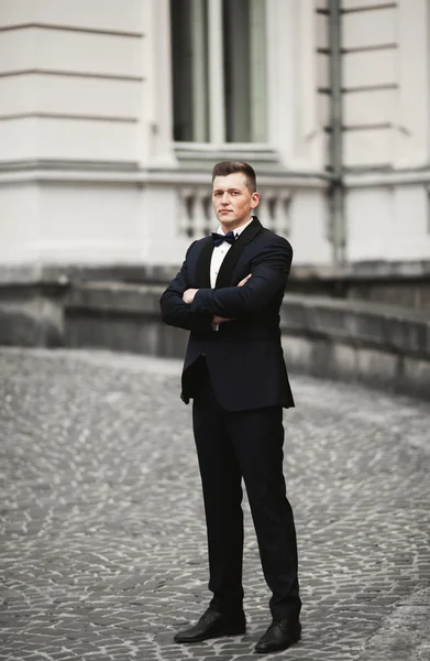 Sexy Mann, Bräutigam posiert in der Altstadt — Stockfoto
