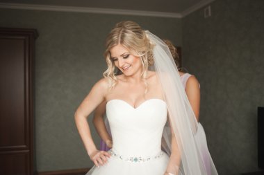 Güzel moda peçe düğün sabah gelinle portresi. Gelinlik.