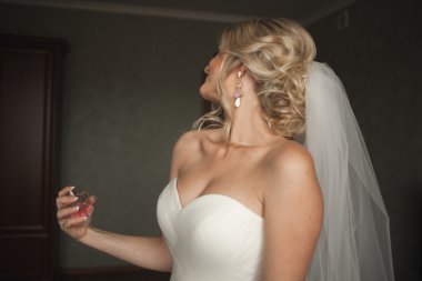 Güzel moda peçe düğün sabah gelinle portresi. Gelinlik.