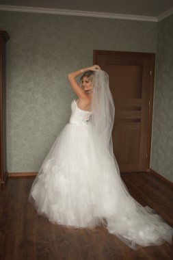 Güzel moda peçe düğün sabah gelinle portresi. Gelinlik.