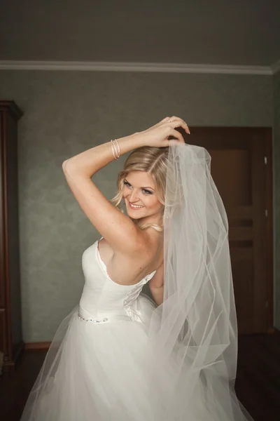 Porträt der schönen Braut mit Modeschleier am Hochzeitsmorgen. Brautkleid. — Stockfoto