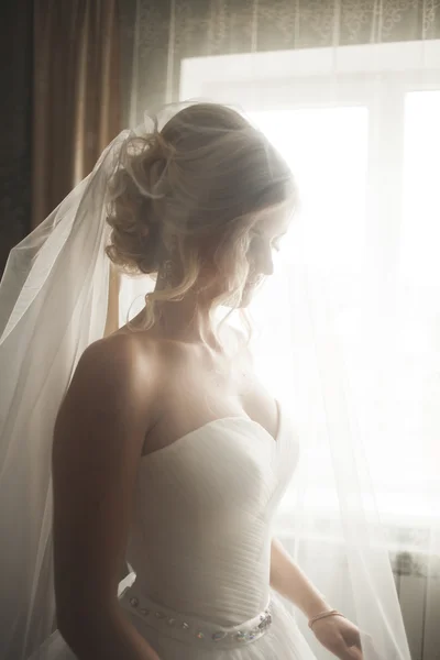 Retrato de bela noiva com véu de moda na manhã do casamento. Vestido de casamento . — Fotografia de Stock