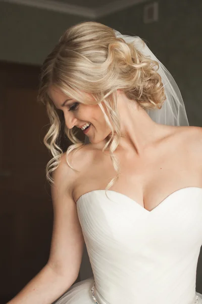 Retrato de novia hermosa con velo de moda en la mañana de la boda. Vestido de novia . —  Fotos de Stock