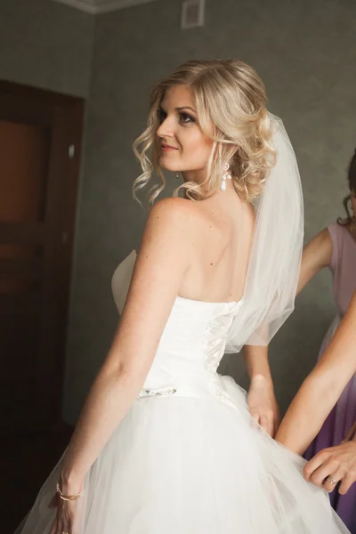 Retrato de novia hermosa con velo de moda en la mañana de la boda. Vestido de novia . —  Fotos de Stock