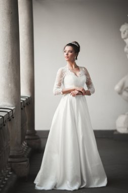 Eski şehirde poz lüks beyaz elbise ile harika gelin