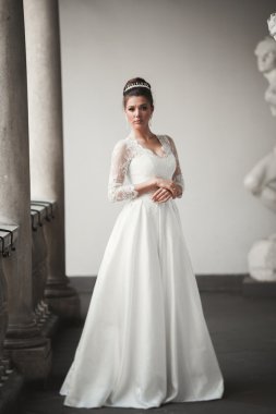 Eski şehirde poz lüks beyaz elbise ile harika gelin