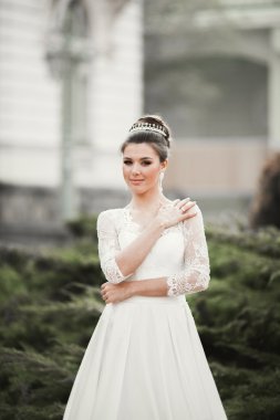 Eski şehirde poz lüks beyaz elbise ile harika gelin