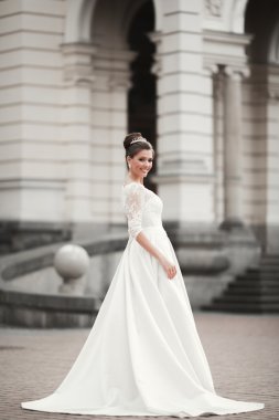 Eski şehirde poz lüks beyaz elbise ile harika gelin
