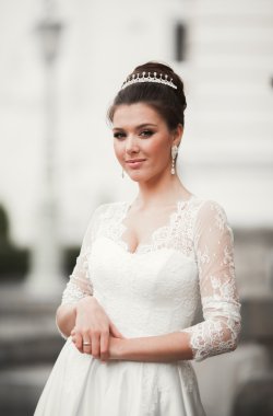 Eski şehirde poz lüks beyaz elbise ile harika gelin