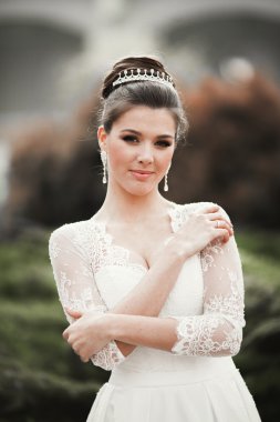 Eski şehirde poz lüks beyaz elbise ile harika gelin