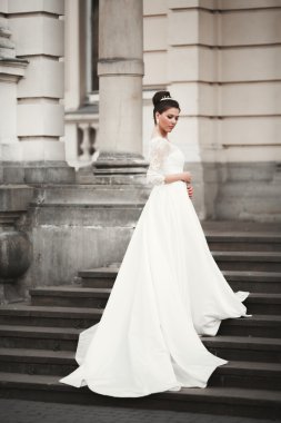 Eski şehirde poz lüks beyaz elbise ile harika gelin