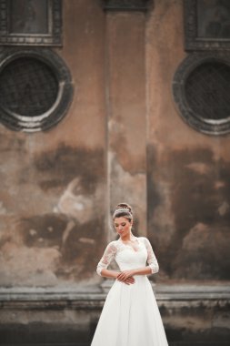 Eski şehirde poz lüks beyaz elbise ile harika gelin