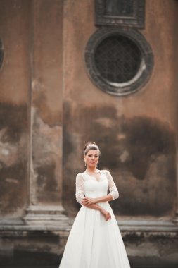 Eski şehirde poz lüks beyaz elbise ile harika gelin