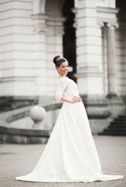 Eski şehirde poz lüks beyaz elbise ile harika gelin