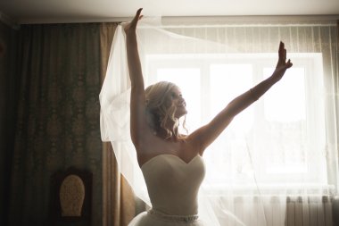 Güzel moda peçe düğün sabah gelinle portresi. Gelinlik.