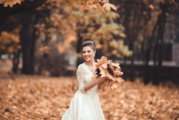 Maravillosa novia con un lujoso vestido blanco posando en el casco antiguo — Foto de Stock