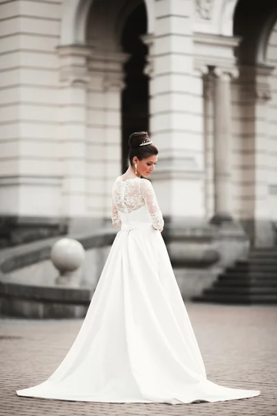 Maravillosa novia con un lujoso vestido blanco posando en el casco antiguo — Foto de Stock