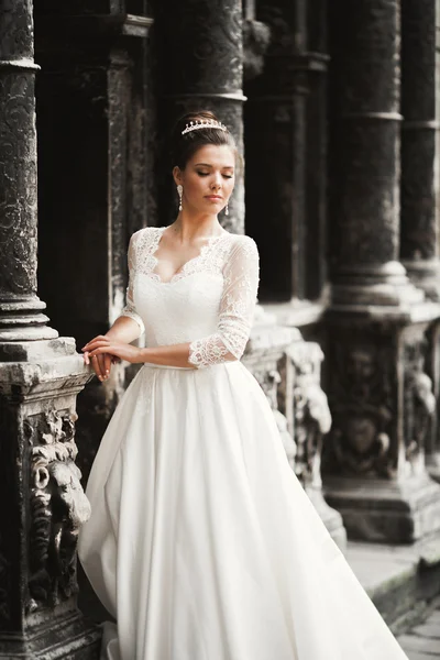 Meravigliosa sposa con un abito bianco di lusso in posa nel centro storico — Foto Stock