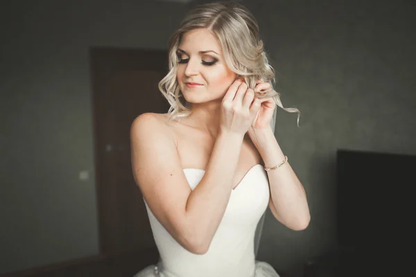 Retrato de novia hermosa con velo de moda en la mañana de la boda. Vestido de novia . — Foto de Stock