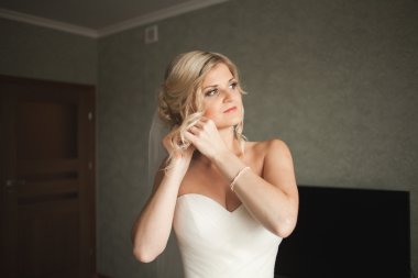 Güzel moda peçe düğün sabah gelinle portresi. Gelinlik.