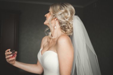 Güzel moda peçe düğün sabah gelinle portresi. Gelinlik.