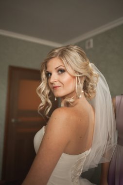 Güzel moda peçe düğün sabah gelinle portresi. Gelinlik.