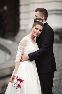 Lüks evli çift, gelin ve damat eski şehirde poz veriyor.