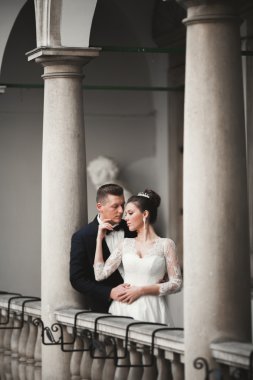 Lüks evli çift, gelin ve damat eski şehirde poz veriyor.