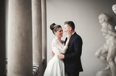 Lüks evli çift, gelin ve damat eski şehirde poz veriyor.