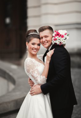 Lüks evli çift, gelin ve damat eski şehirde poz veriyor.