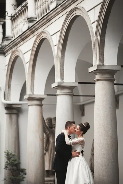 Luxusní manželský pár, nevěsta a ženich pózují ve starém městě — Stock fotografie