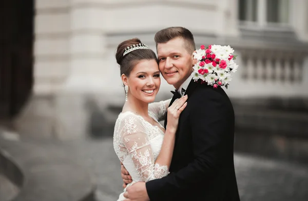 Casamento de luxo casal, noiva e noivo posando na cidade velha — Fotografia de Stock